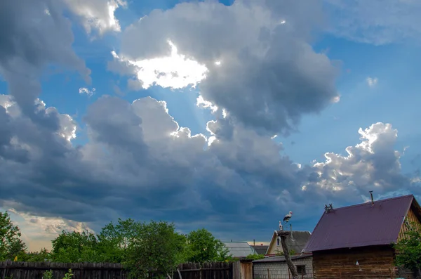 Mooie avond bewolkt weer. Roze warme wolken bij zonsondergang. — Stockfoto