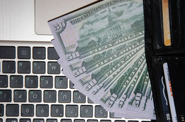 Laptop i dolar amerykański pieniądze, notatnik komputerowy i banknoty dolarowe na drewnianym tle, Technologia z banknotem dolara amerykańskiego, — Zdjęcie stockowe