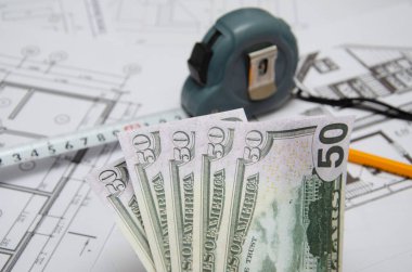 Bina planının inşası, inşaat finansmanı, dolar paketleri, kağıt üzerine bina çizimi, rulo şeklinde çizimler..