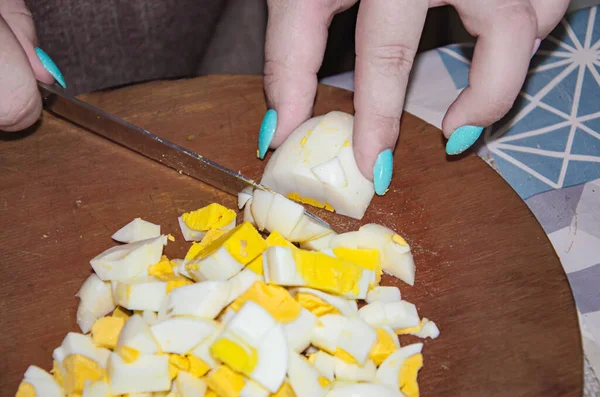 Cortar Ovos Cozidos Fatias Colheita Produtos Para Uma Salada Uma — Fotografia de Stock