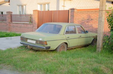 15 Temmuz 2021, Gomel, Belarus: Eski sarı lüks Mercedes 'ler park etmiş.