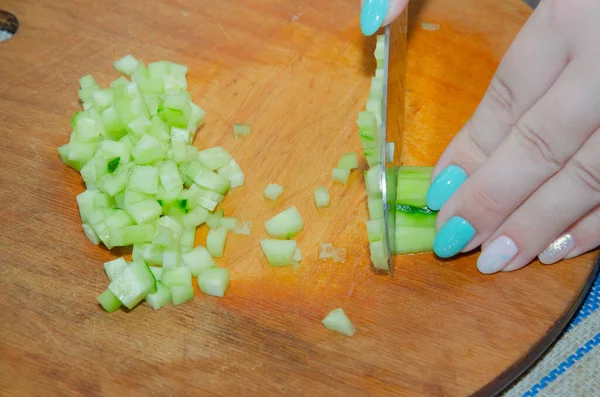 Finamente Cortando Pepino Orgânico Sem Sementes Uma Placa Corte Bambu — Fotografia de Stock