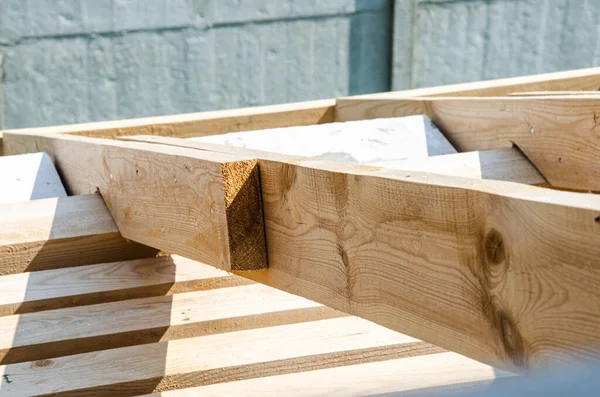 Tavole di legno per pareti e travi nella costruzione — Foto Stock