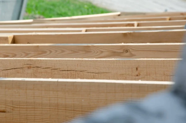 Tábuas de madeira s para paredes e vigas na construção — Fotografia de Stock