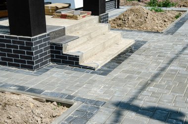 Evin yıkılmış verandası, fayanslarla onarılmış verandası.