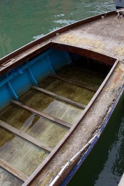 Маленькая деревянная лодка — стоковое фото