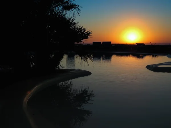 Um pôr do sol em uma piscina — Fotografia de Stock