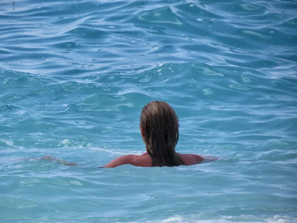 Chica en el agua — Foto de Stock