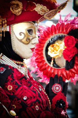 Venedik karnaval maskesi