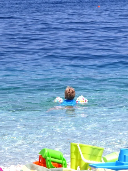 Niño en el mar — Foto de Stock