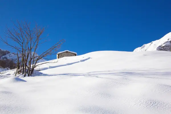 Neve e montanha — Fotografia de Stock