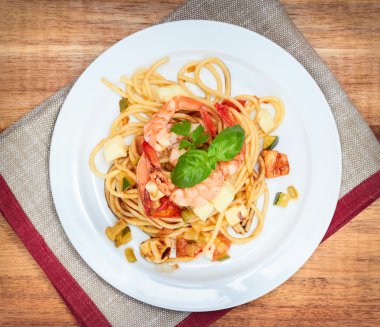 karides, domates ve otlar ile makarna. Üstten Görünüm