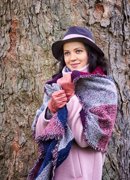 Porträt einer jungen schönen Frau mit Wurmschal auf wollenem Rücken — Stockfoto