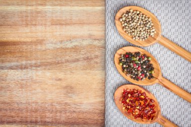 Baharat ve kaşık ahşap arka plan üzerinde deniz tuzu