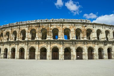 Roma arenada Nimes ve Boğa güreşçisi heykel, P (amfitiyatro)