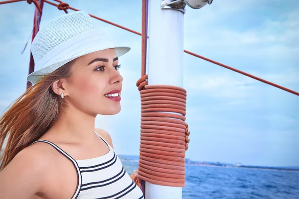 Mooie lachende vrouw op een jacht, zomerdag — Stockfoto