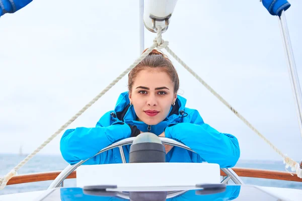 Portrait de fille attrayant sur un yacht — Photo
