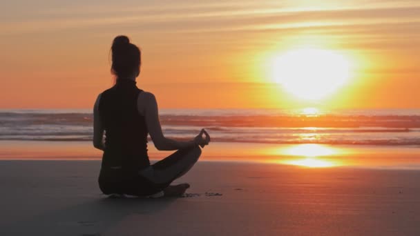 Silhouette di donna magra sulla spiaggia, Pratica di tecniche di respirazione yoga — Video Stock