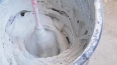 İnşaat için salver çimento karıştırılıyor