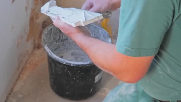 Professional worker applying coating material to the plasterboard wall — Stock Video