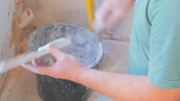 Worker applying skim coating material to plasterboard wall — Stock Video