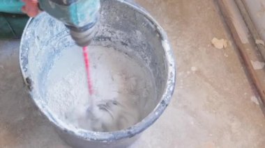 İnşaat için merheme çimento karıştırıyorum.