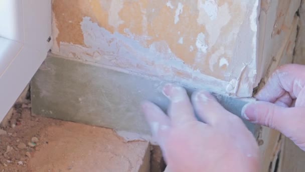 Lavoratore che applica materiale di rivestimento skim alla parete di cartongesso appena fatto — Video Stock