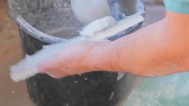 Professional worker applying skim coating material — Stock Video