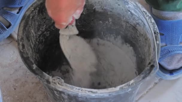 Mieszanie suchego cementu z wodą W wiadrze — Wideo stockowe