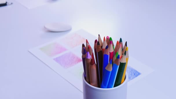 Цветные карандаши рисования в различных цветах, рука выбирает карандаш — стоковое видео