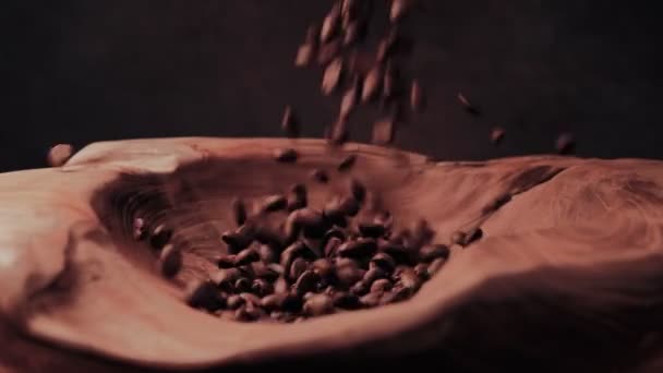 Falling grains of coffee. Falling Fragrant roasted coffee beans — Stock Video