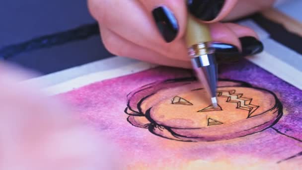 Kadın eli Cadılar Bayramı Balkabağı çiziyor — Stok video