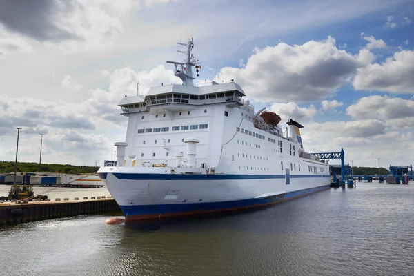 Barco de ferry en puerto — Foto de Stock