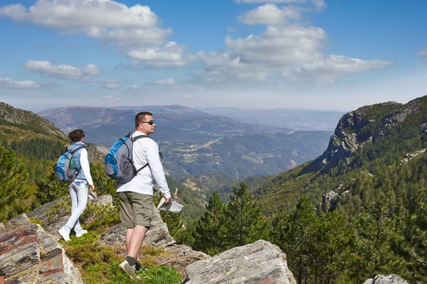 Wandelaars op een rots in het national park in portugal — Stok fotoğraf