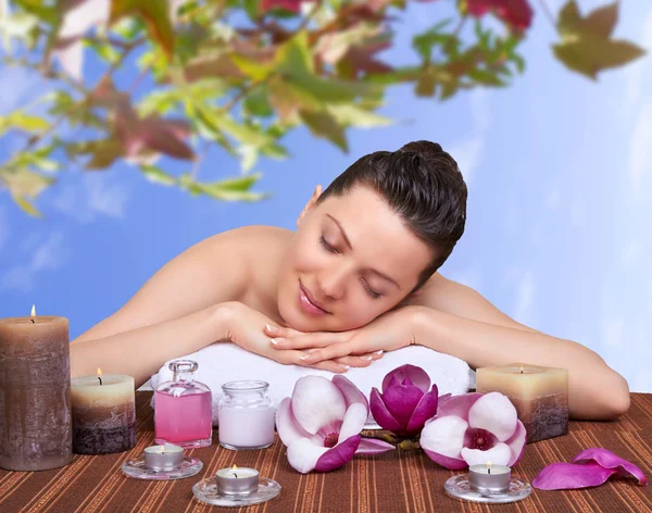 Mujer joven en un spa — Foto de Stock