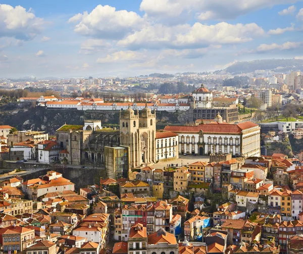 Plåttak av gamla staden och Porto katedralen i Porto — Stockfoto