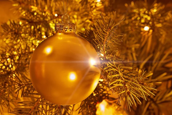 Kerstdecoratie op goud achtergrond wazig — Stockfoto