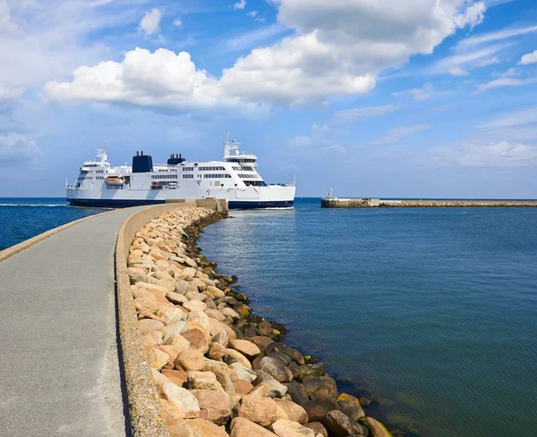 Fähre kehrt zum Hafen zurück — Stockfoto