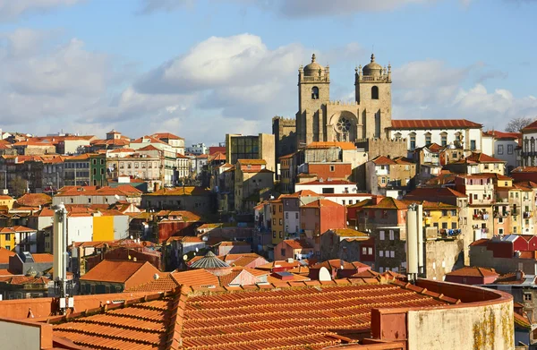 Plåttak av gamla staden och Porto katedralen (Se do Porto) — Stockfoto