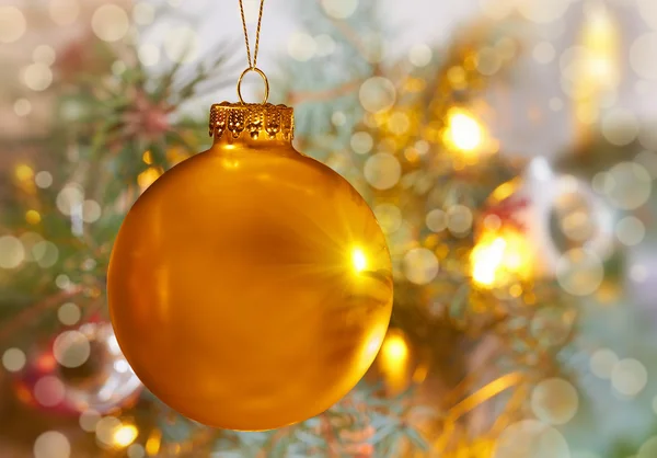 ぼかしの背景上のクリスマスの装飾 — ストック写真