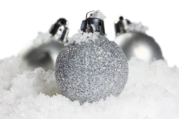 Weihnachtskugeln mit Schnee auf weißem Hintergrund — Stockfoto