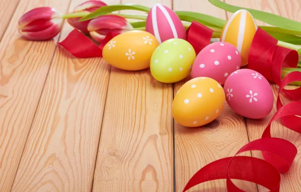 Ovos de Páscoa coloridos em fundo de madeira — Fotografia de Stock
