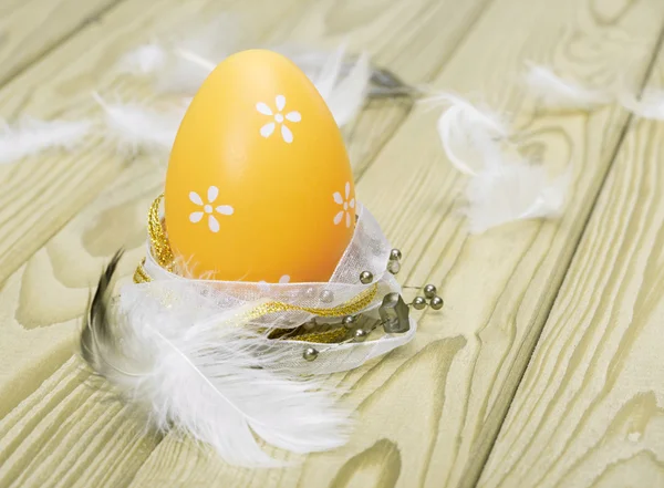 Colorful easter egg on wooden background — Stock Photo, Image