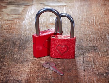 ile kalpleri ve anahtar grunge eski arka plan üzerinde kırmızı kilitleri