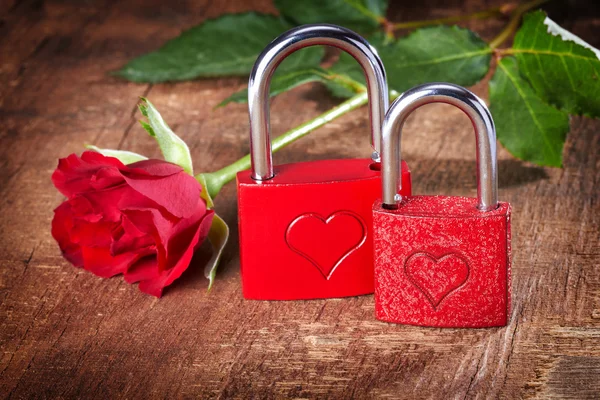 Vintage card with locks and red rose on grunge old background — Stock Photo, Image