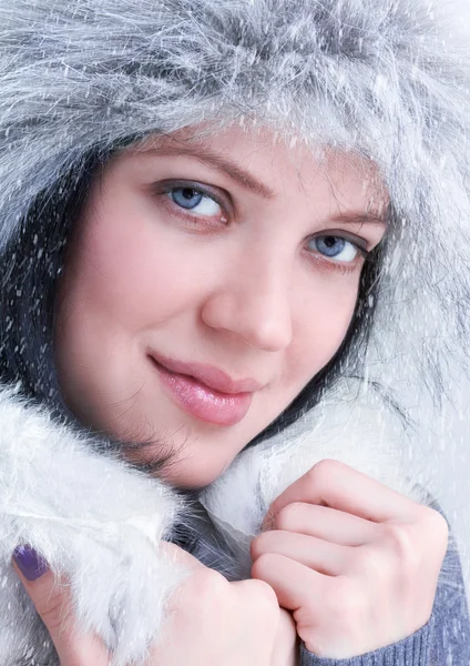 Piękna twarz młodej kobiety noszenie rękawic zimowych pokryte — Zdjęcie stockowe