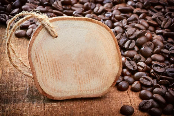 Marco de fondo de textura de madera y granos de café — Foto de Stock
