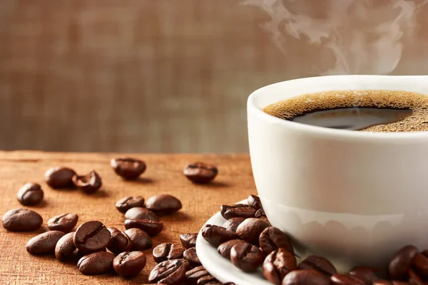 Coffee cup and coffee beans — Stock Photo, Image