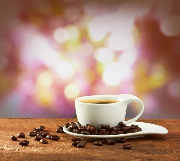 Xícara quente de café no fundo borrão — Fotografia de Stock