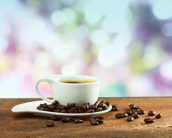 Xícara de café no fundo borrão — Fotografia de Stock